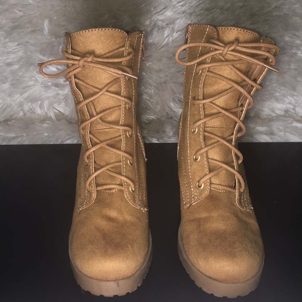 👩🏽‍🎓SALE- Timberland Style Heeled Boot Sz8